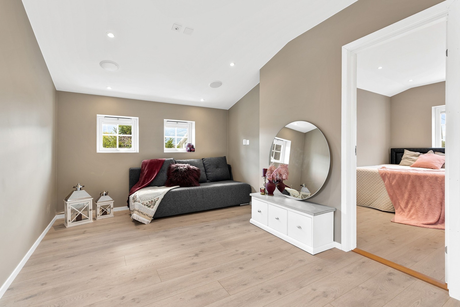 Boligen byr videre på en ekstra stue i 2. etasje - et allsidig og fint rom til hobby, media eller lek. Det er montert høytallere i himling som kan kobles opp mot telefon for musikk eller til prosjektor for film. Galleribilde