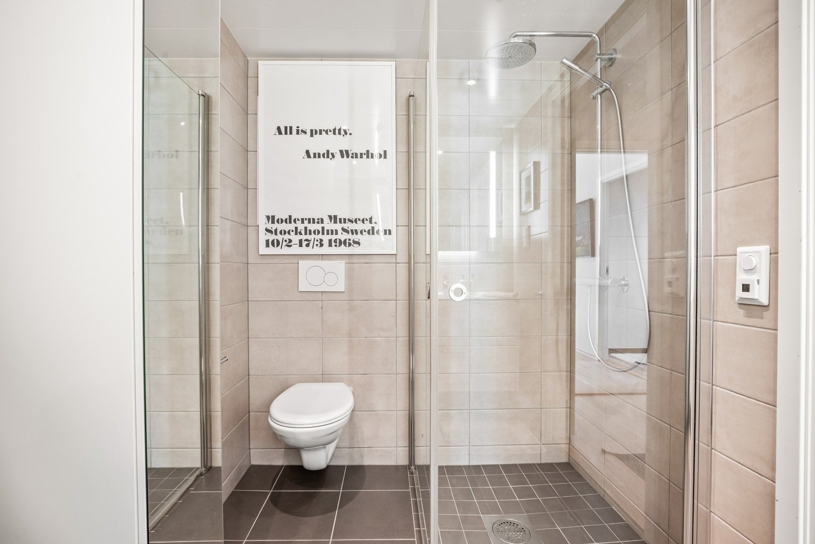 Baderommet har varme i gulv og downlights i tak. Galleribilde
