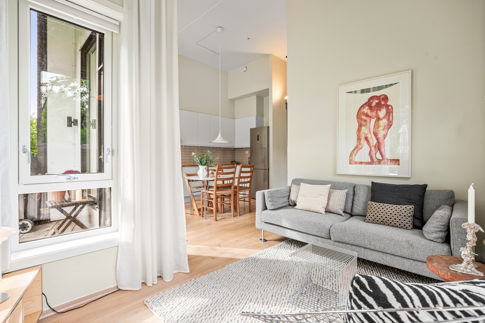 Det er flott enstavsparkett og veggene er malt i lyse tidsriktige farger. Galleribilde