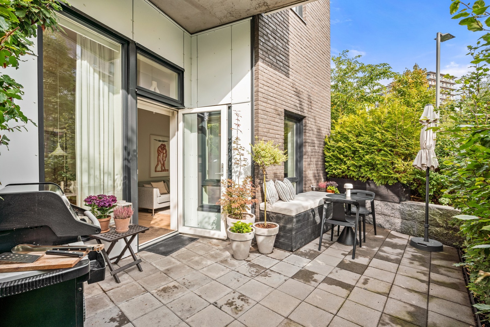 Terrassen er på 16 kvm og har god plass til utemøbler og grill. Galleribilde