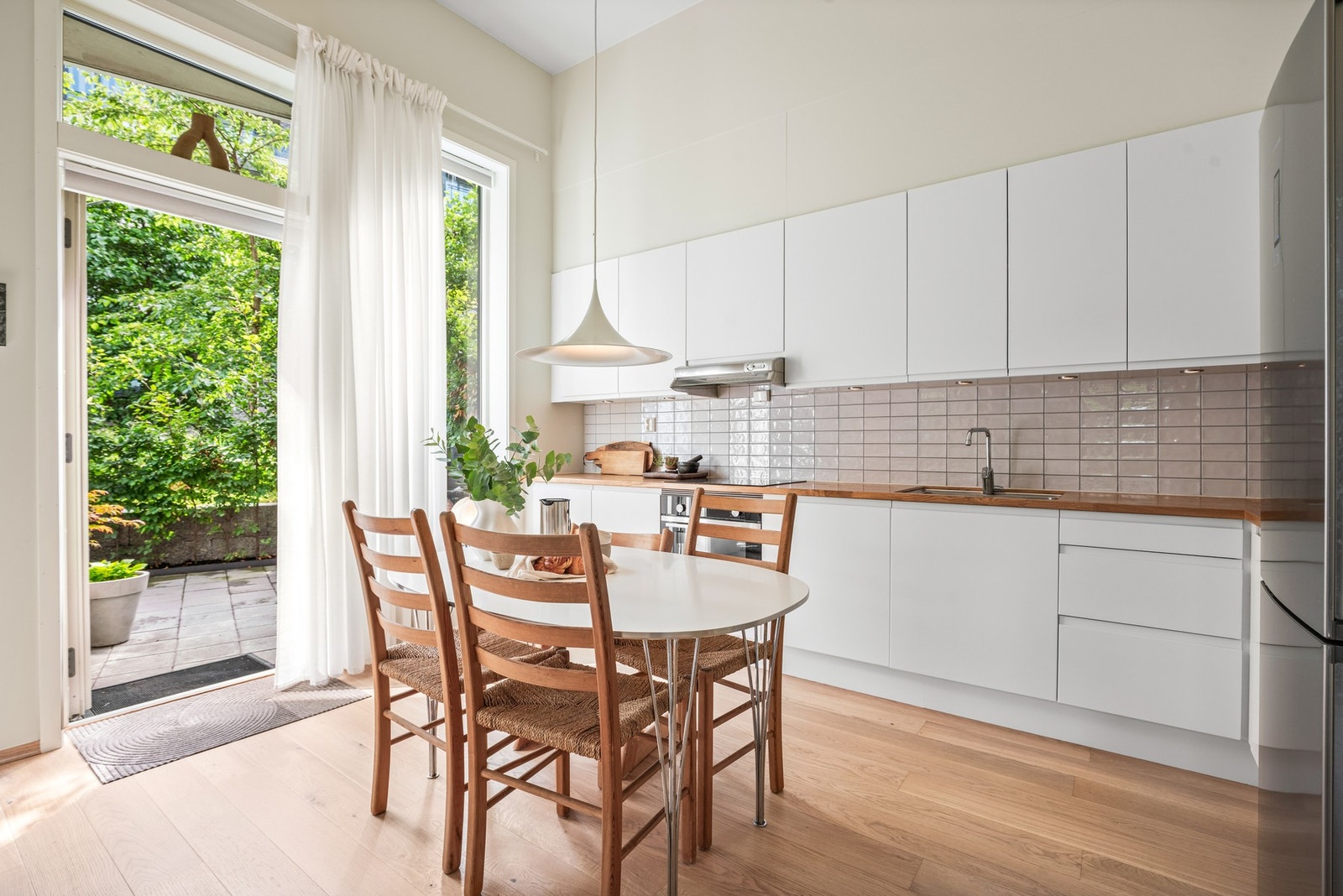 Kjøkkenet har en tidsriktig innredning med slette fronter og heltre benkeplate. Galleribilde