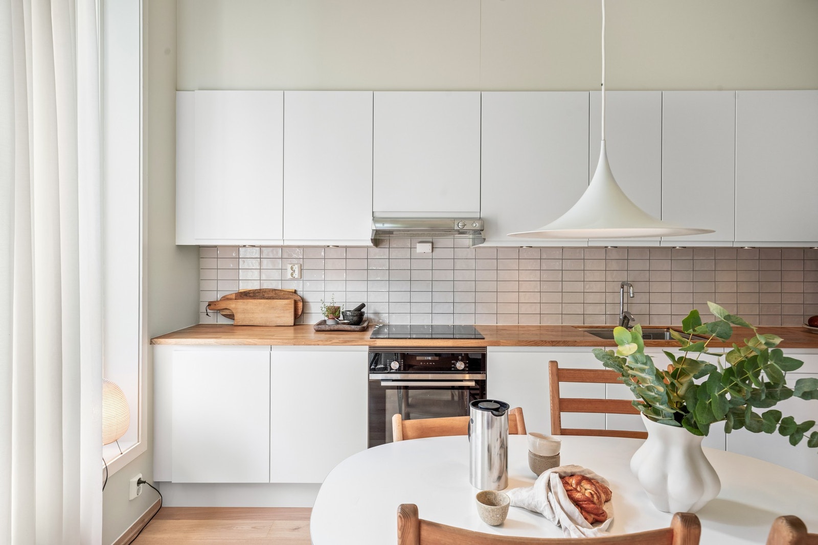 Kjøkkenet er utstyrt med integrert komfyr med steketopp, oppvaskmaskin og kjøleskap med frysedel. Galleribilde