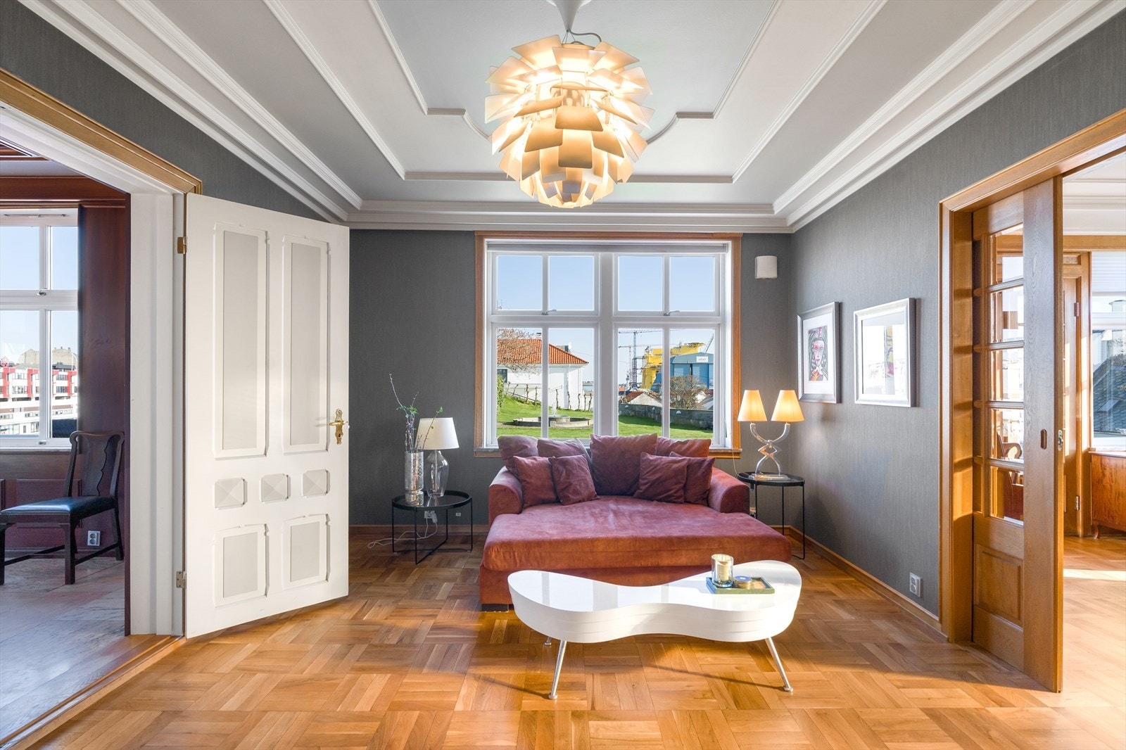 Denne stuen er innredet og brukt som tv-stue. Fantastiske detaljer på gulv og tak. Galleribilde