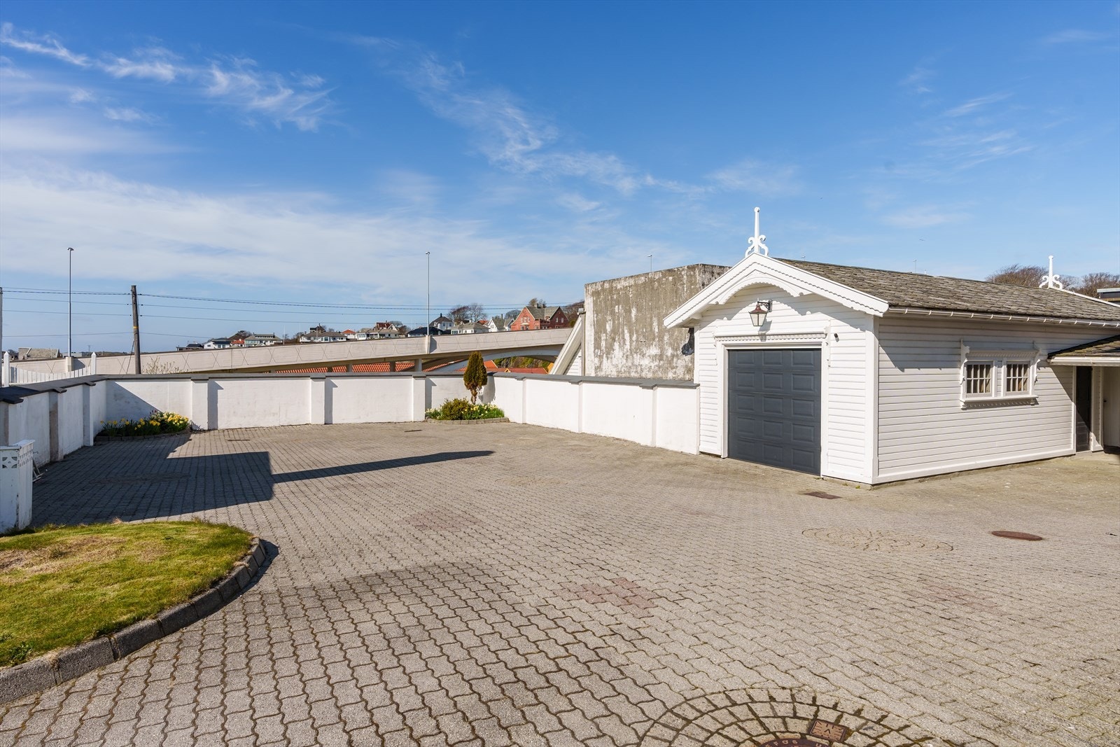 Gårdsplass med garasje og boder, samt rikelig med parkeringsmuligheter Galleribilde