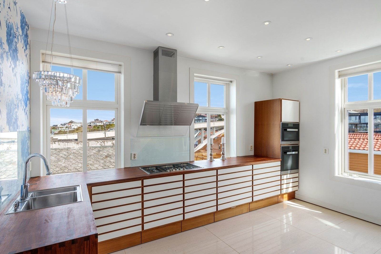 Kjøkken fra Multiform - renovert i 2012/2013 og har moderne funksjon og utseende, men passer likevel inn med resten av huset Galleribilde