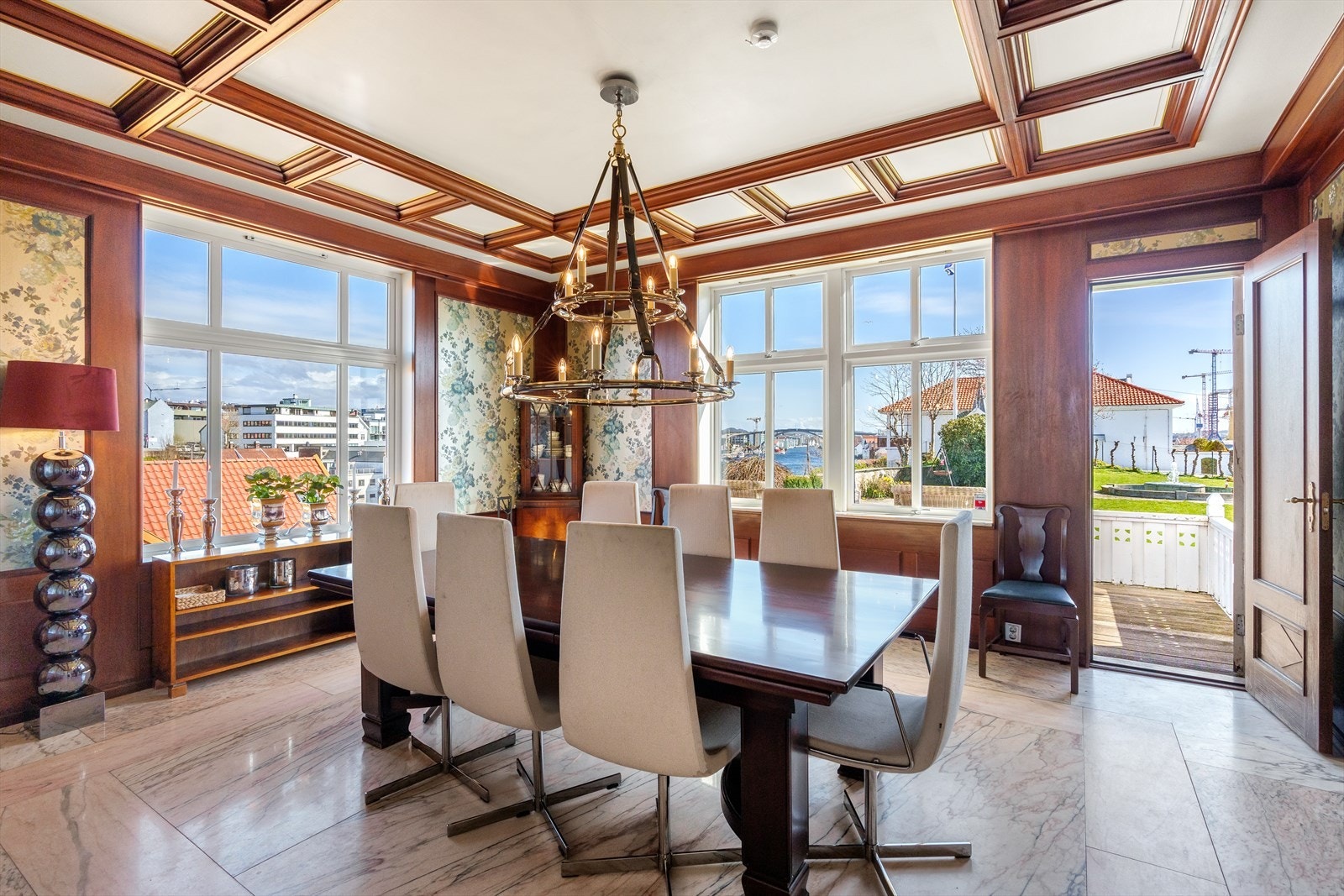 Fra alle vinkler har man nydelig utsikt mot hagen og Smedasundet - utgang til terrassen og hagen. Galleribilde