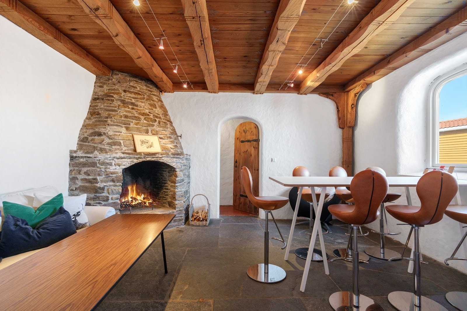 Stue med god plass til sofagruppe, spisegruppe, og øvrig møblement Galleribilde