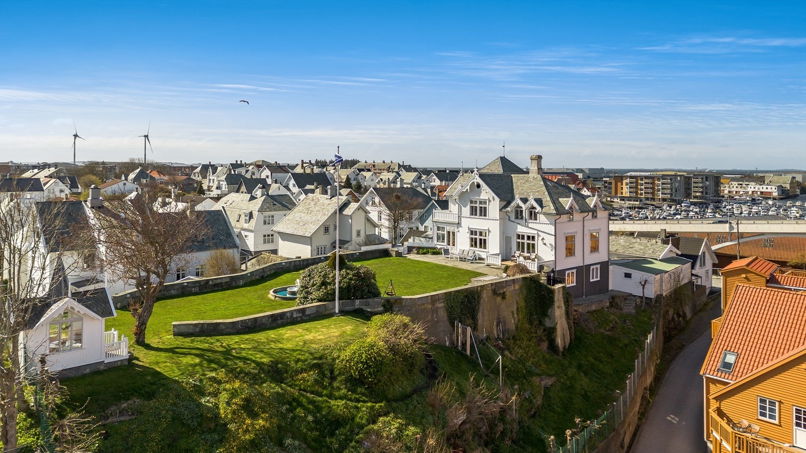 Boligen kan fronte med rikelig boltreplass på tomten og lysthus fra tidlig 1900-tallet - godt bevart Galleribilde