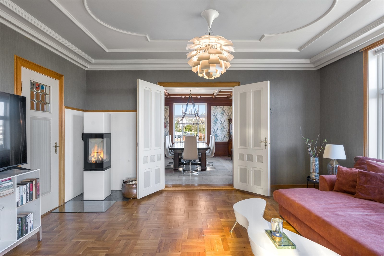 Doble dører i tre tar deg videre til spisestuen. Mens orginal tredør i hvitt tar deg til badet. Galleribilde