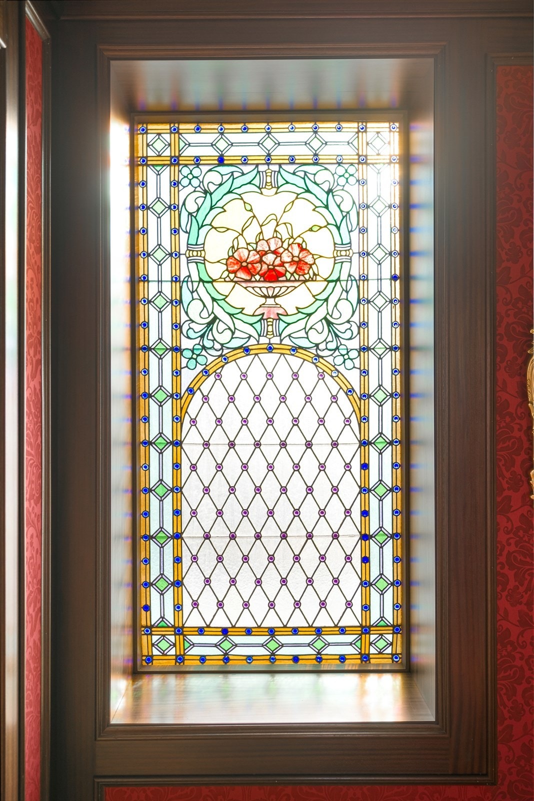 Flere av boligen vinduer har fantastisk utsmykning Galleribilde