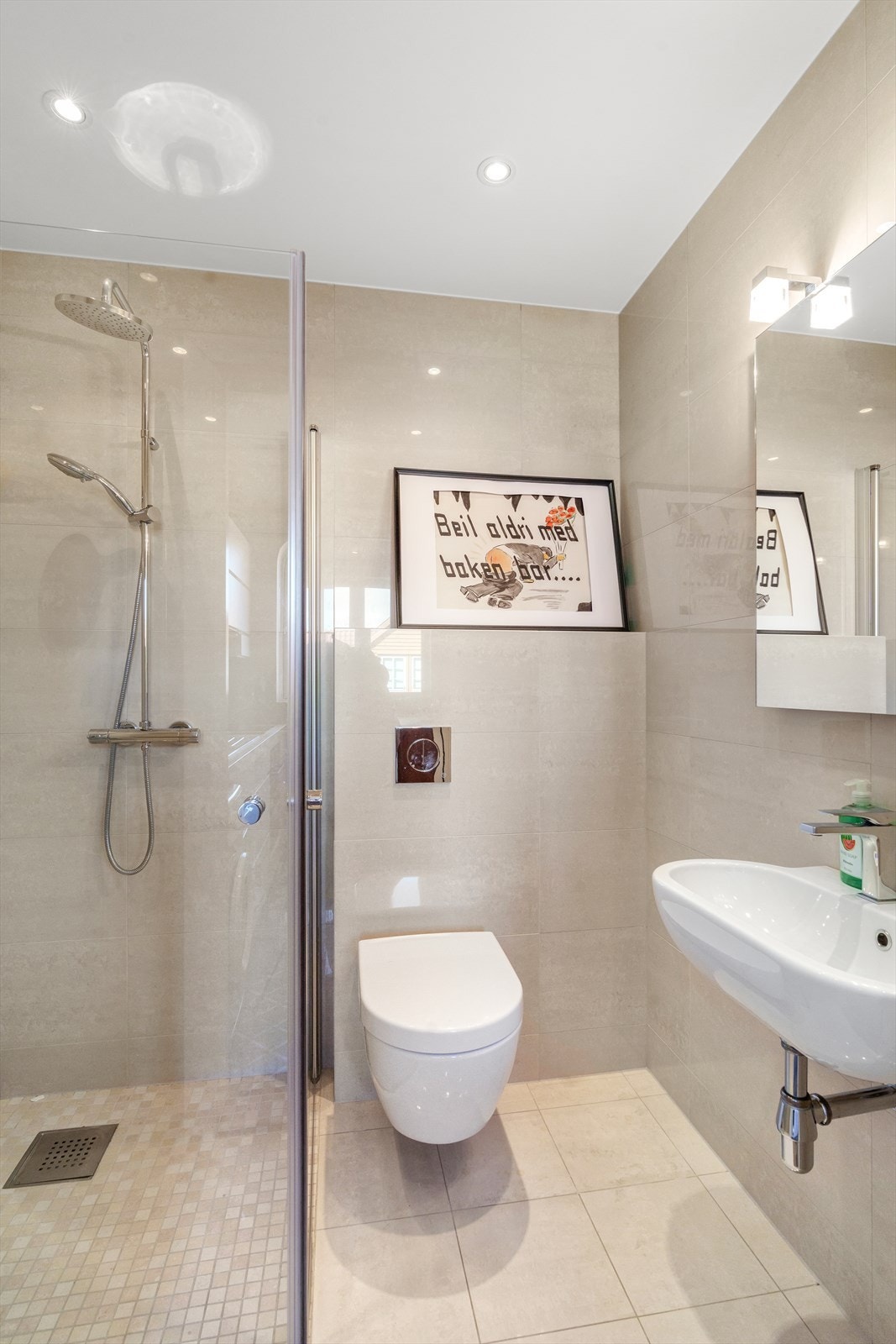 Tidløst bad med fine materialvalg Galleribilde