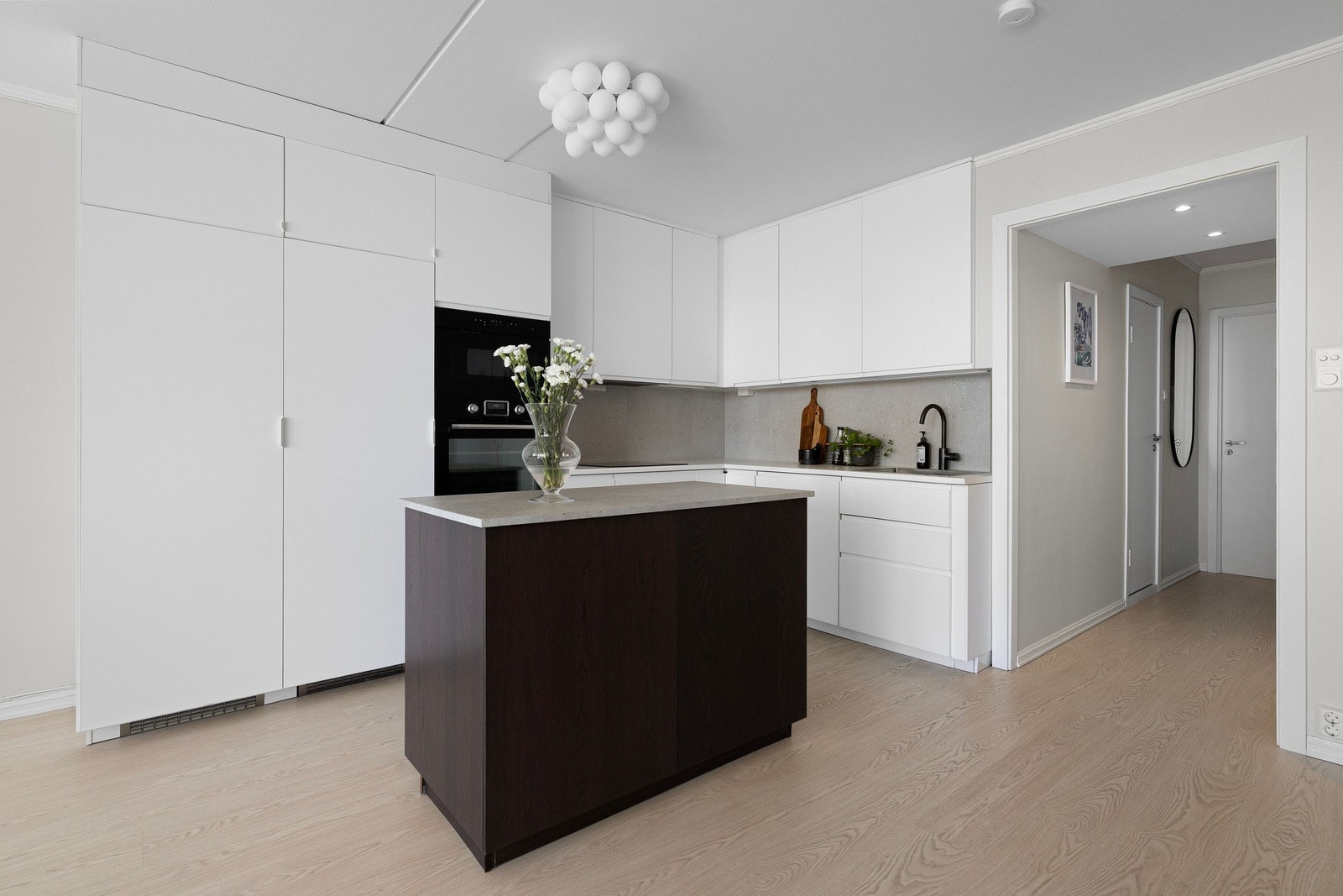 Kjøkkenet har mye benkeplass og lagring, samt en praktisk kjøkkenøy. Galleribilde