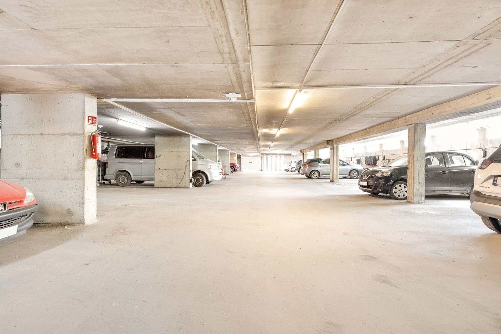 En fantastisk bonus for deg med bil - Borettslaget har egne parkeringsplasser i kjelleren. De leies ut etter venteliste og koster kun 550,- pr. mnd i leie. Galleribilde