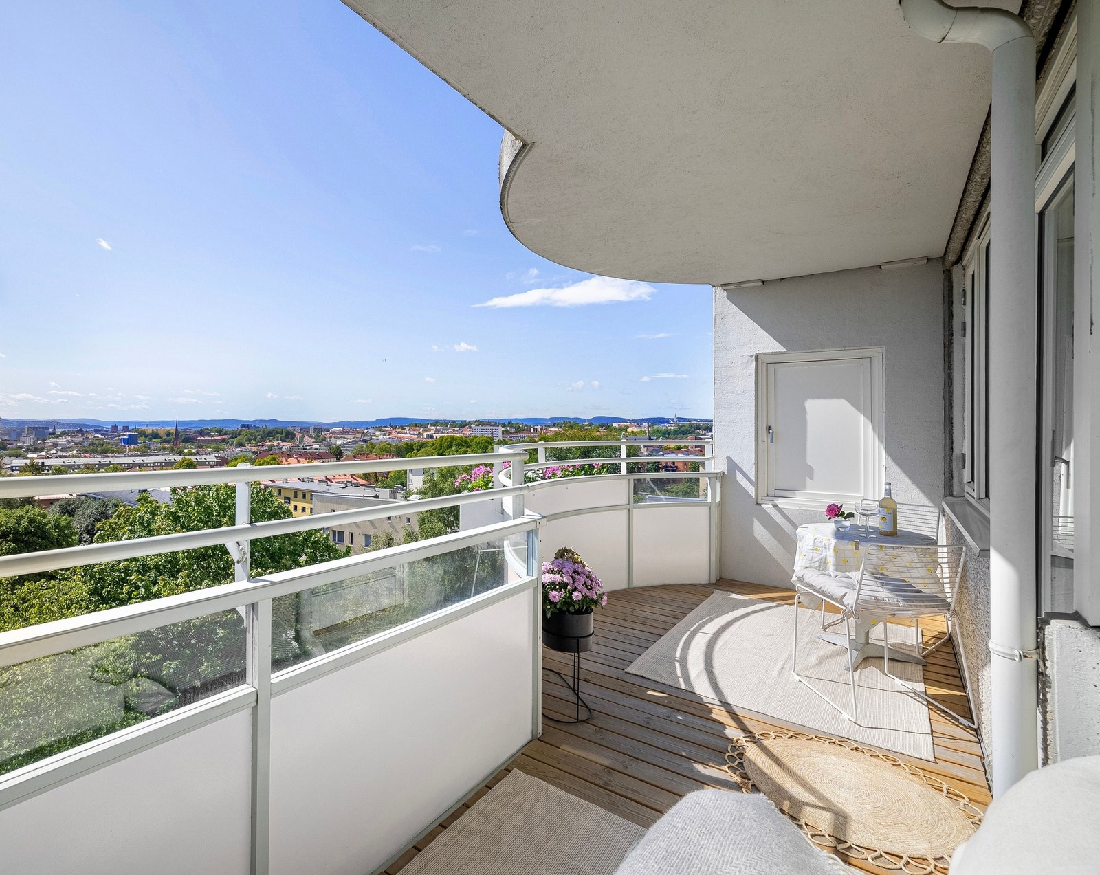 Velkommen til Tverrbakken 3 - En lekker leilighet som ble totaloppusset i 2021 - og som har en helt fantastisk utsikt. Galleribilde