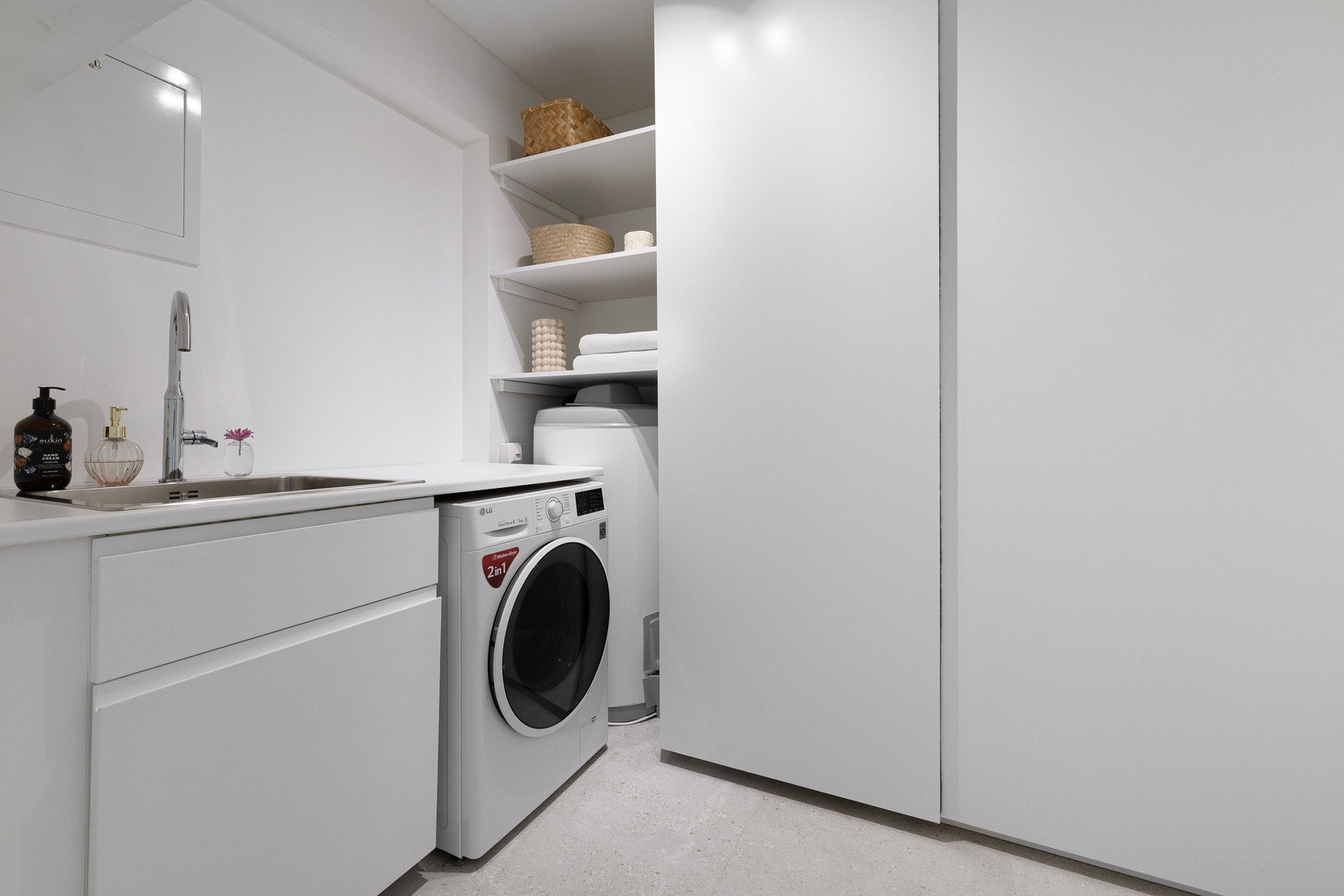 Pent vaskerom med masse oppbevaringsplass og praktiske hylleløsninger. Galleribilde