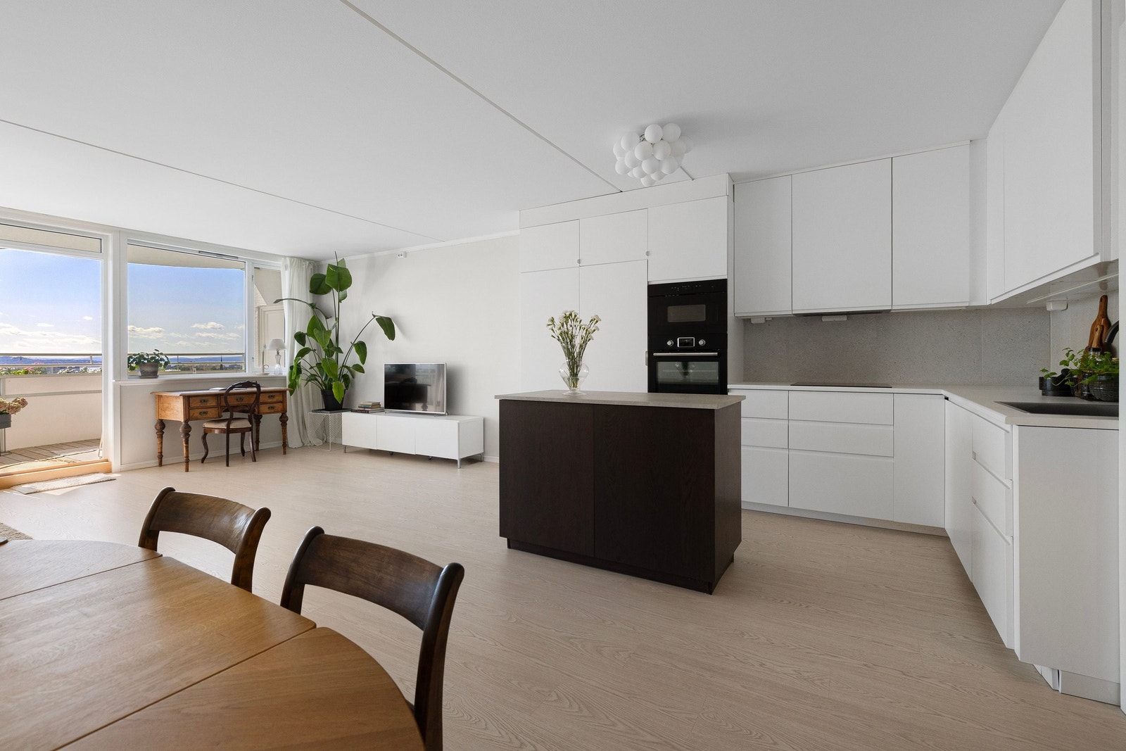 Leiligheten har en stor og luftig stue som ligger i åpen løsning med kjøkkenet. Galleribilde