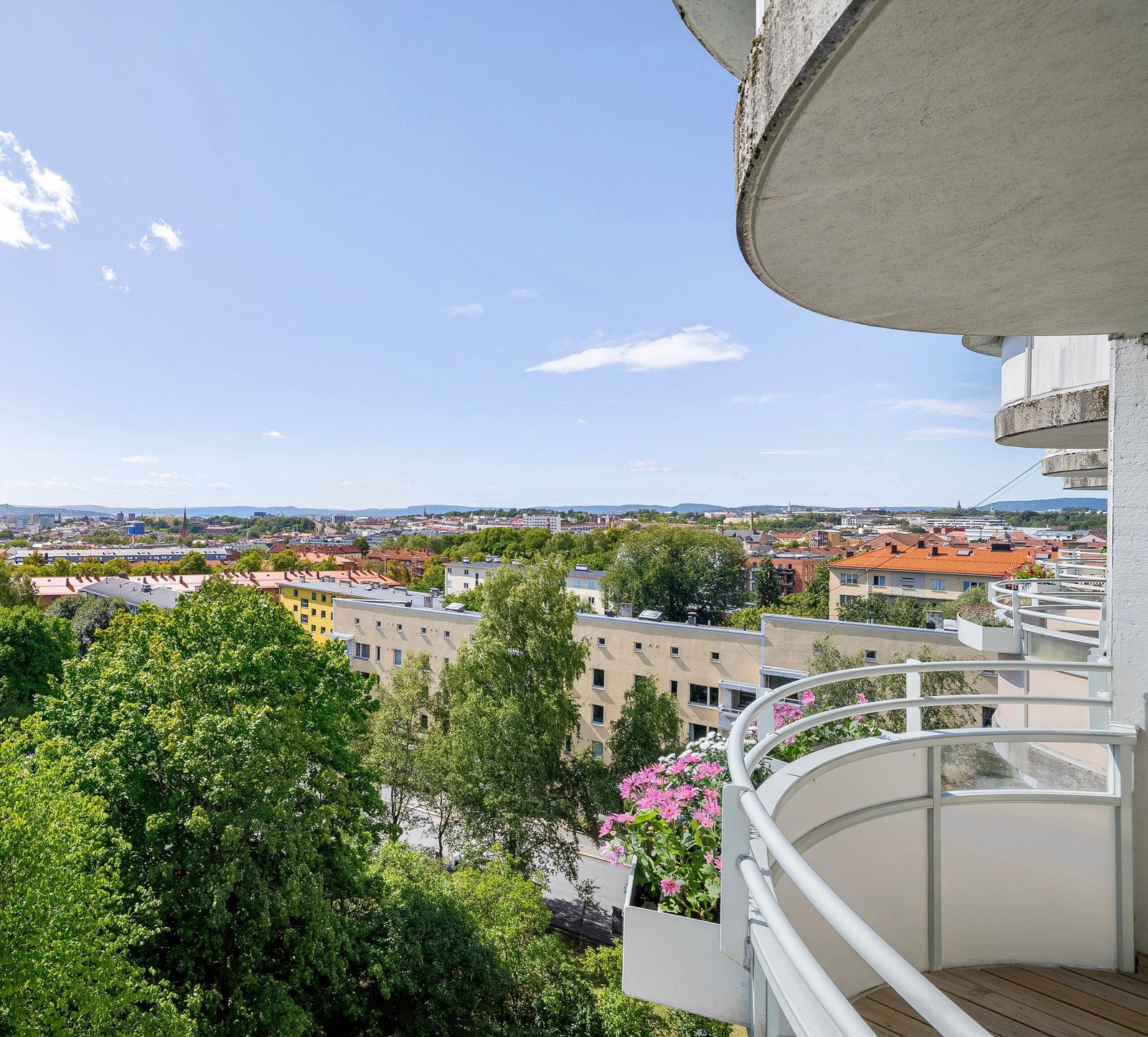 Balkongen ligger i sørvestlig retning, så her kan du nyte solen store deler av dagen. Galleribilde