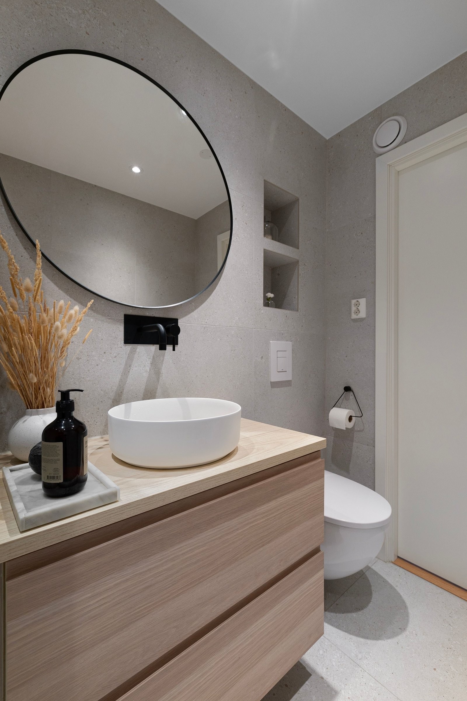 Lekker, innebygd italiensk armatur og frittstående servant gir badet et eksklusivt preg. Galleribilde