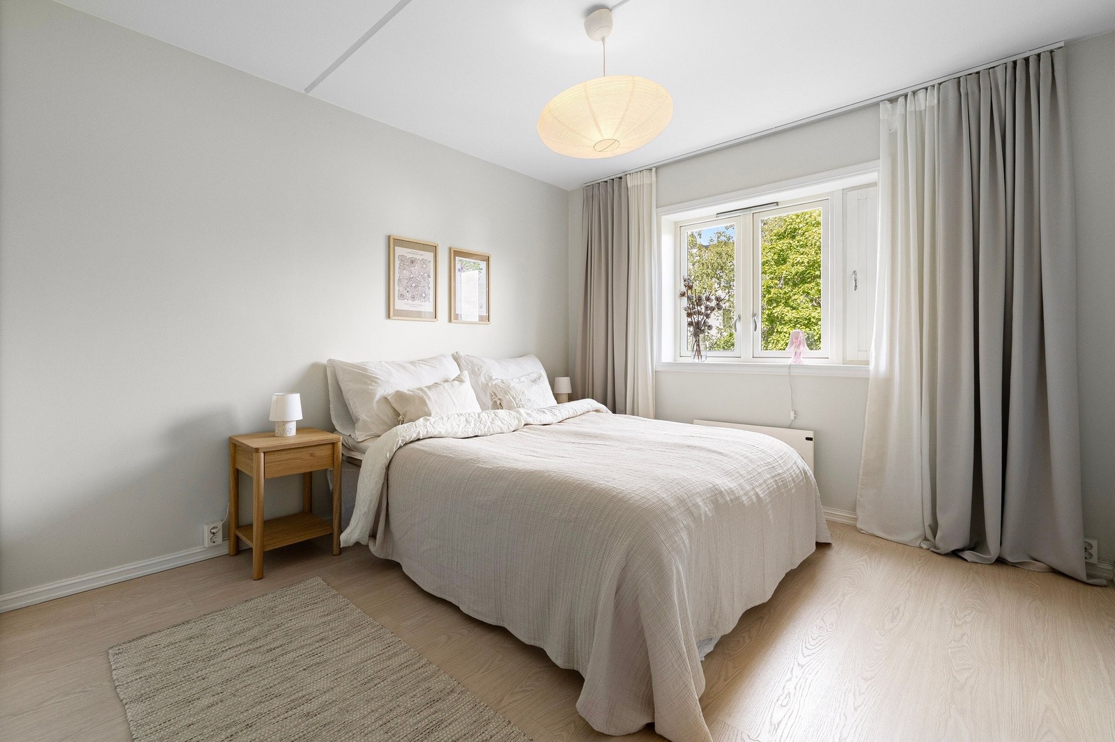 Hovedsoverommet er stort og har god plass til dobbeltseng og nattbord. Galleribilde