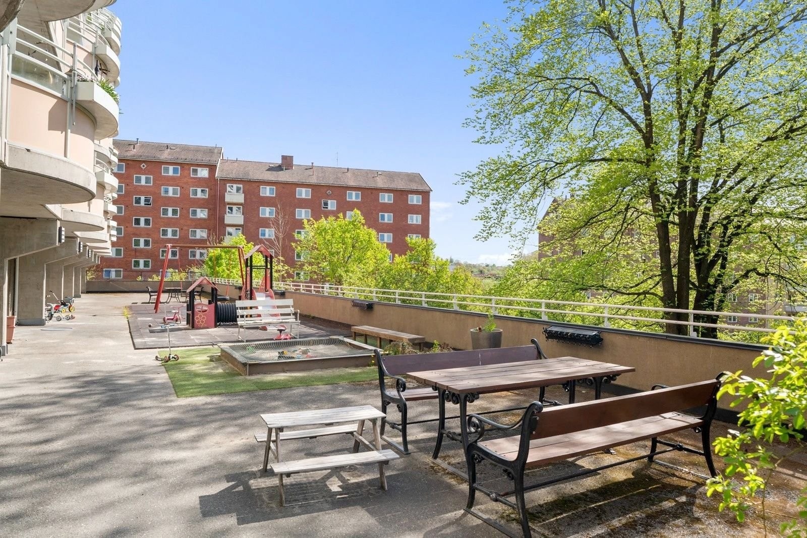 Borettslaget har en veldig fin lekeplass med både lekestativ, sandkasse og fine benker. Galleribilde