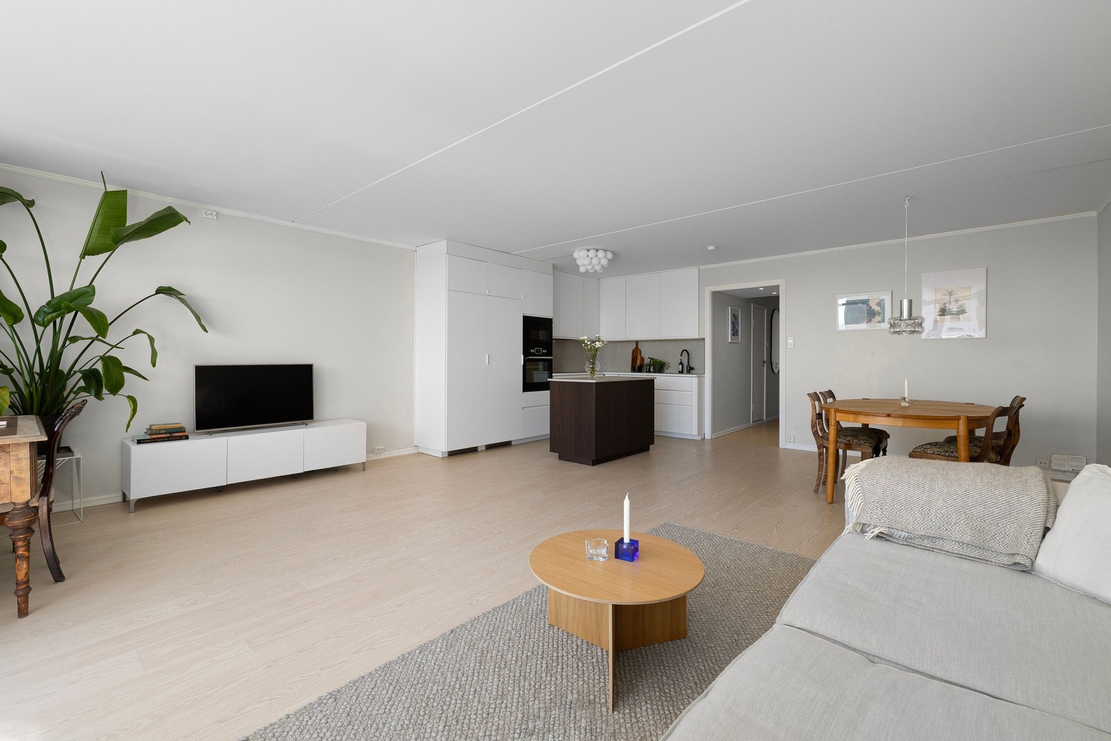 Stuen har god plass til spisebord og sofagruppe, med tilhørende møblement. Galleribilde