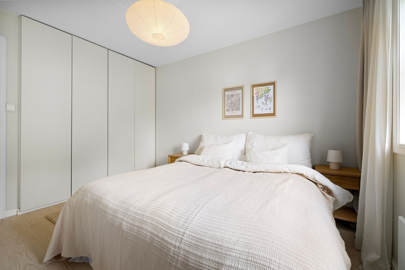 Hovedsoverommet har godt med plass i innebygde garderobeskap. Galleribilde