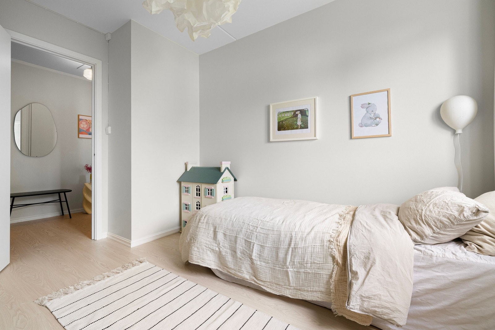 Her er det plass til dobbeltseng og oppbevaringsplass. Galleribilde