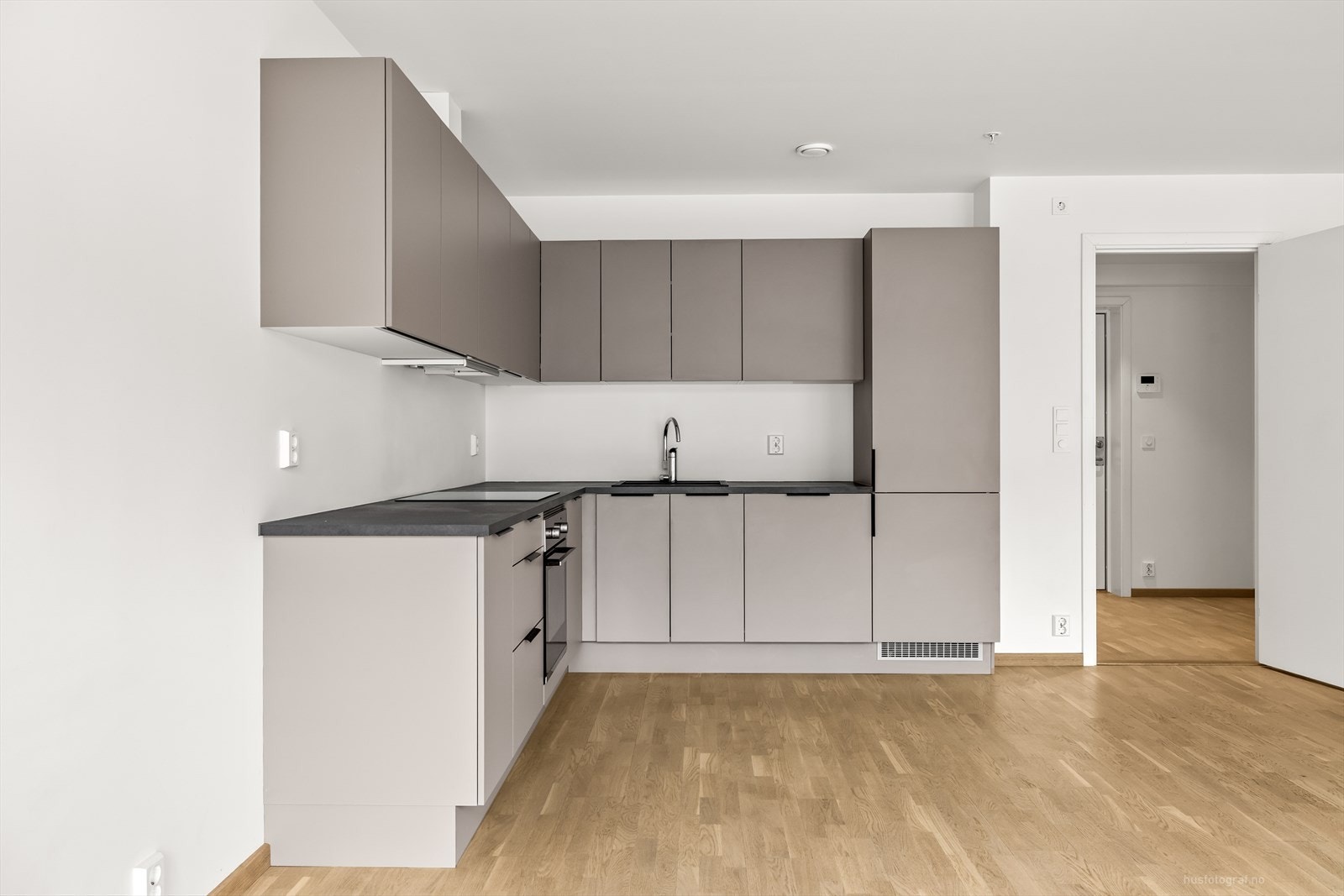 Kjøkkenet er utstyrt med kjøl/fryseskap, oppvaskmaskin, stekeovn, induksjonstopp, vannstoppstystem og komfyrvakt. Det er avtrekk via balansert anlegg. Galleribilde