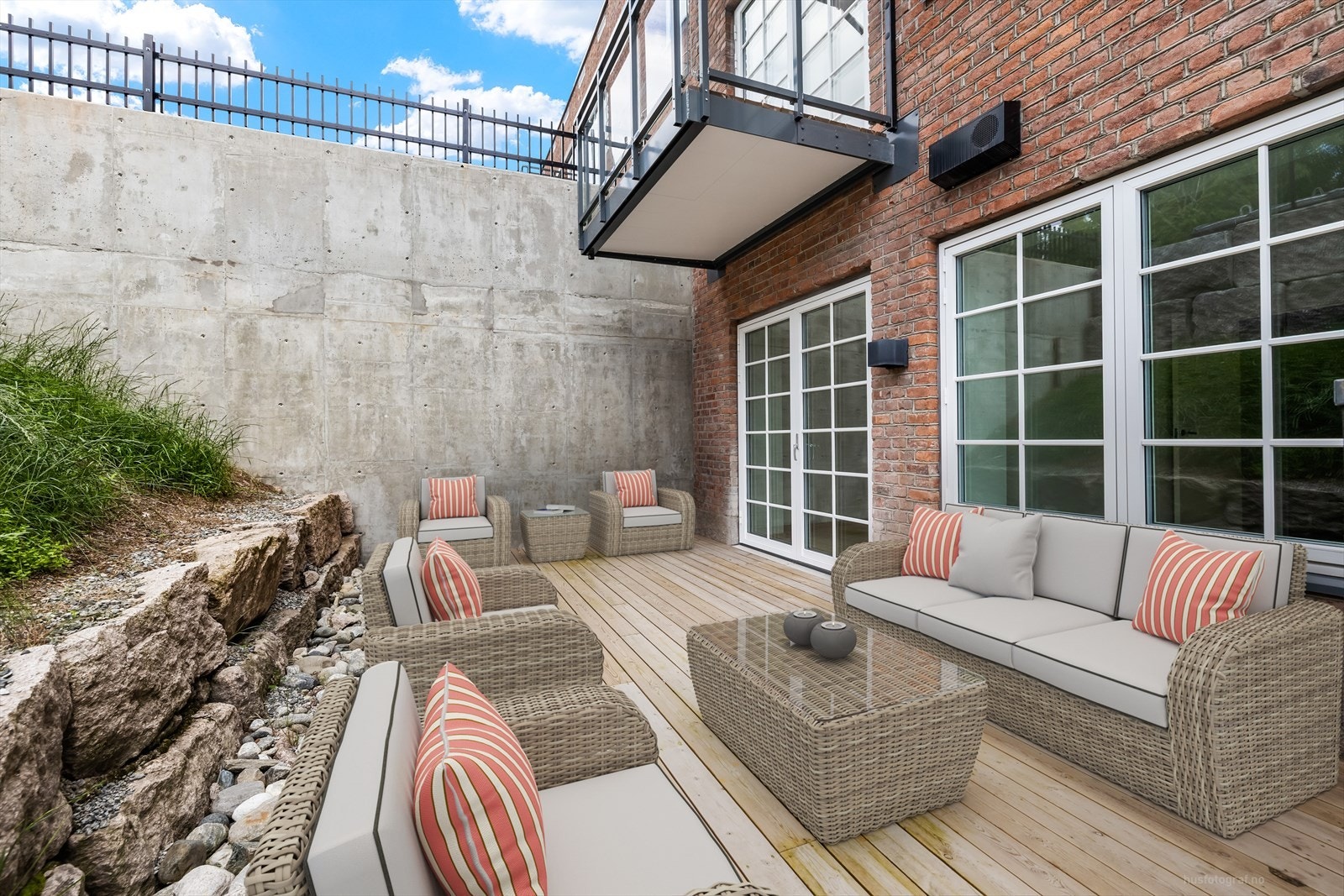 Romslig terrasse med gode møbleringsmuligheter. Galleribilde