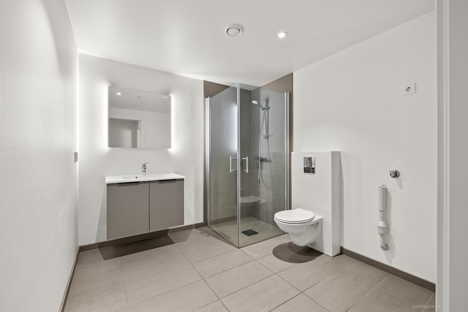 Hovedbadet er romslig med flislagt gulv med varmekabler. Galleribilde