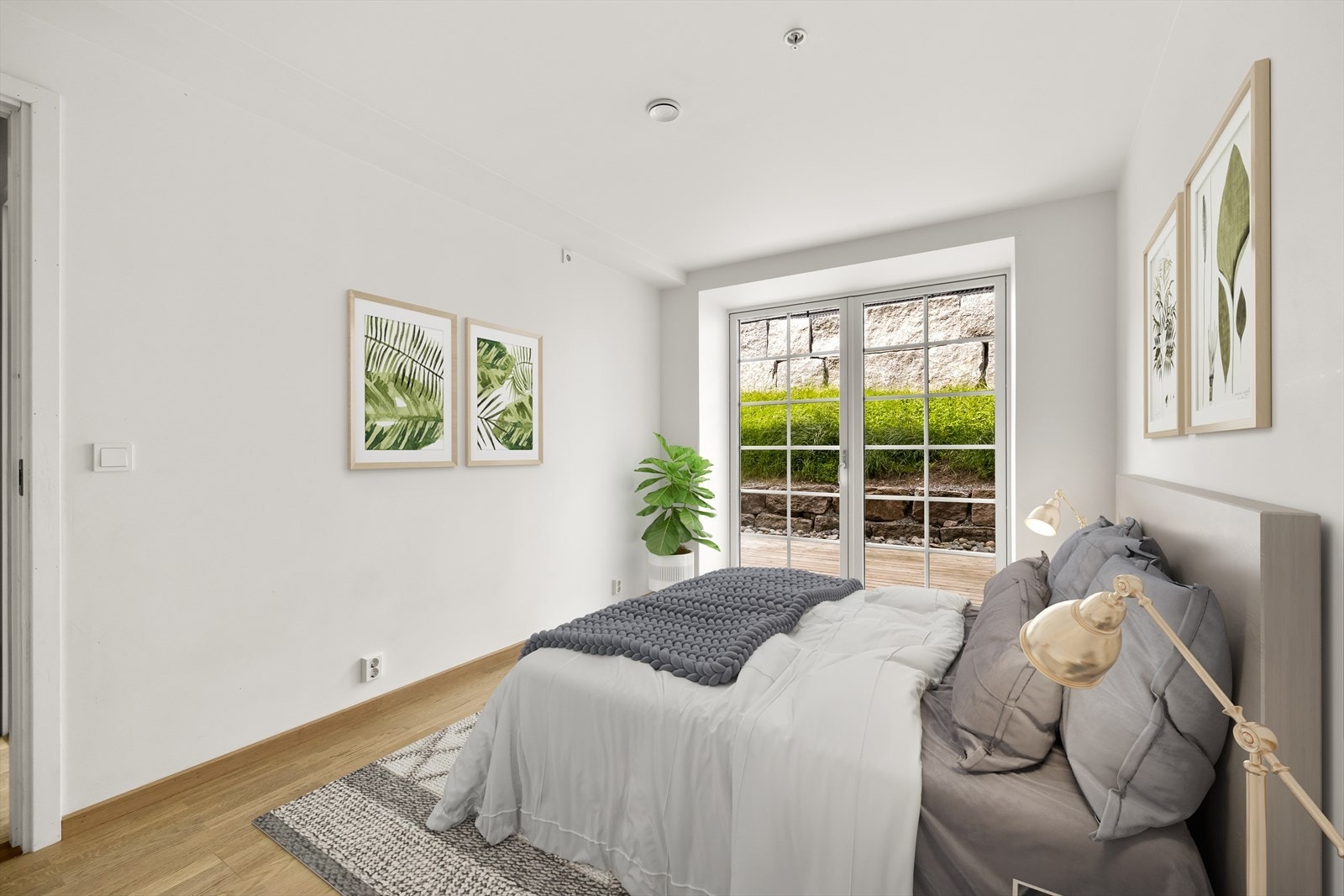 Hovedsoverommet ligger i suiteløsning som har god plass til dobbeltseng med tilhørende nattbord. Galleribilde