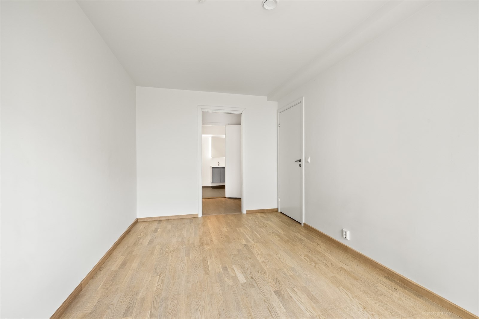 I tilknytning til soverommet ligger et pent innredet flislagt bad og walk-in closet. Galleribilde