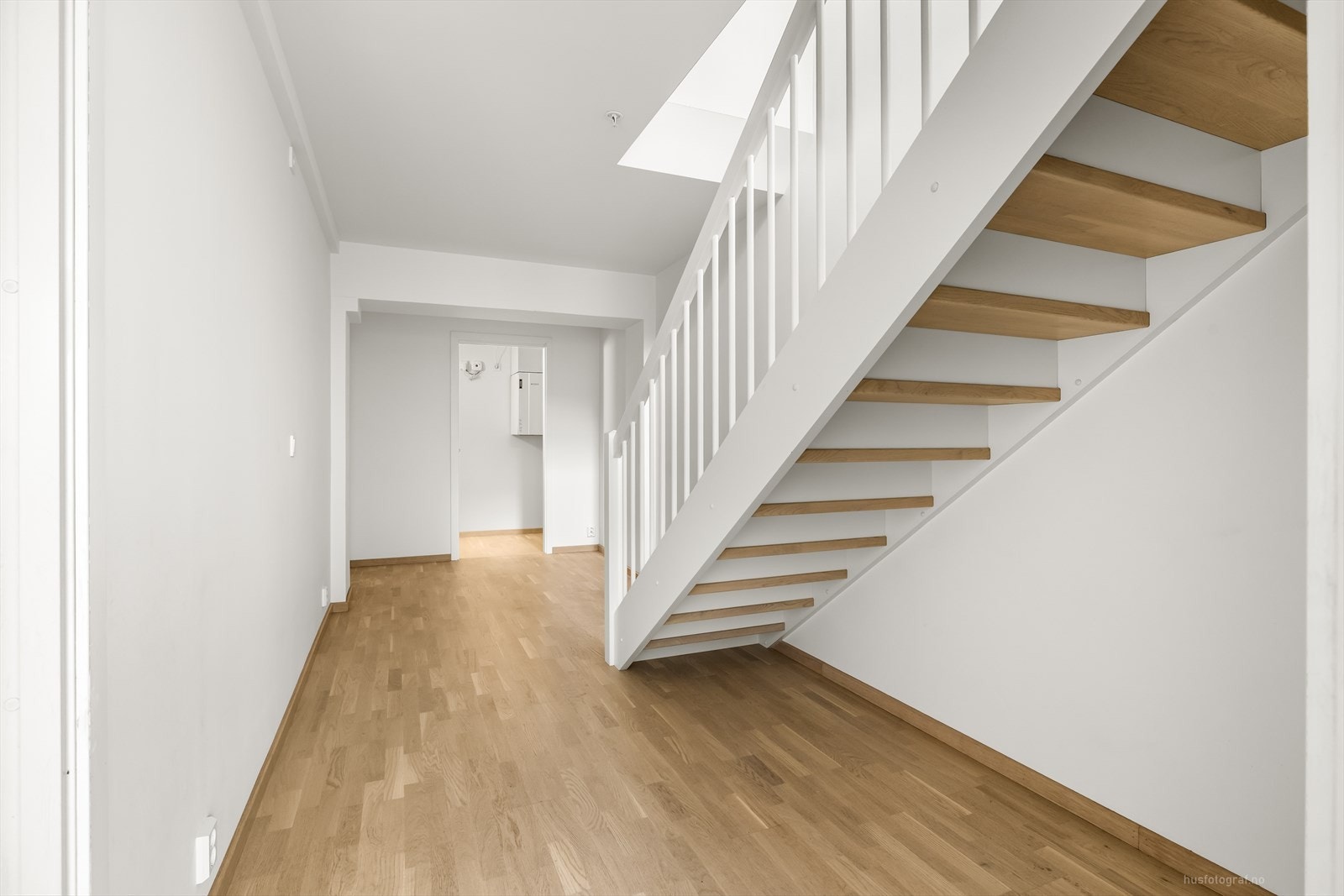 Leiligheten går over 2.etasjer og har et lekkert og stilrent uttrykk med store, herskapelige vindusflater og god standard. Galleribilde