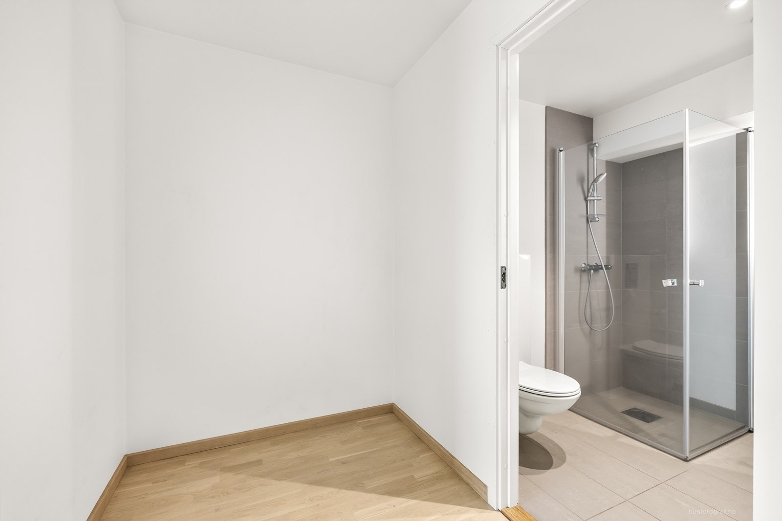 Walk-in closet kan innredes med garderobeløsning, der en har god plass til alt av klær, sko og diverse tilbehør. Galleribilde