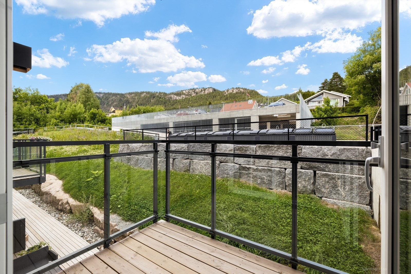 Fra stuen er det direkte utgang til en hyggelig balkong på 4 kvm, med plass til en liten sittegruppe. Galleribilde