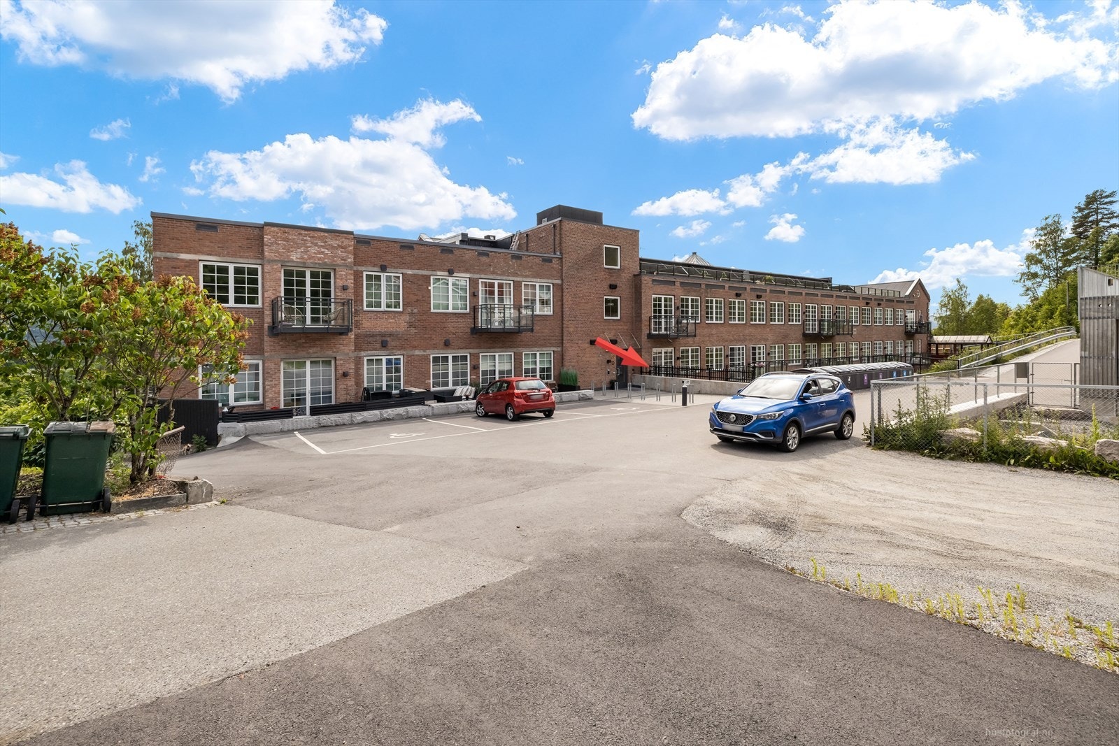 Solbergveien 22D ligger flott til sentralt i Solbergelva, i et ettertraktet og trivelig nabolag. Umiddelbar nærhet til flott turterreng med lysløype. Galleribilde