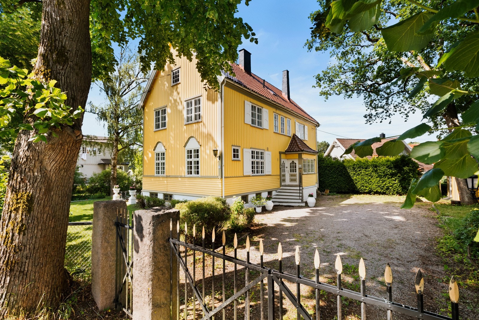 Velkommen til Heggelibakken 26 - en herskapelig villa på en vakker og romslig tomt på Vinderen/Heggeli! Galleribilde
