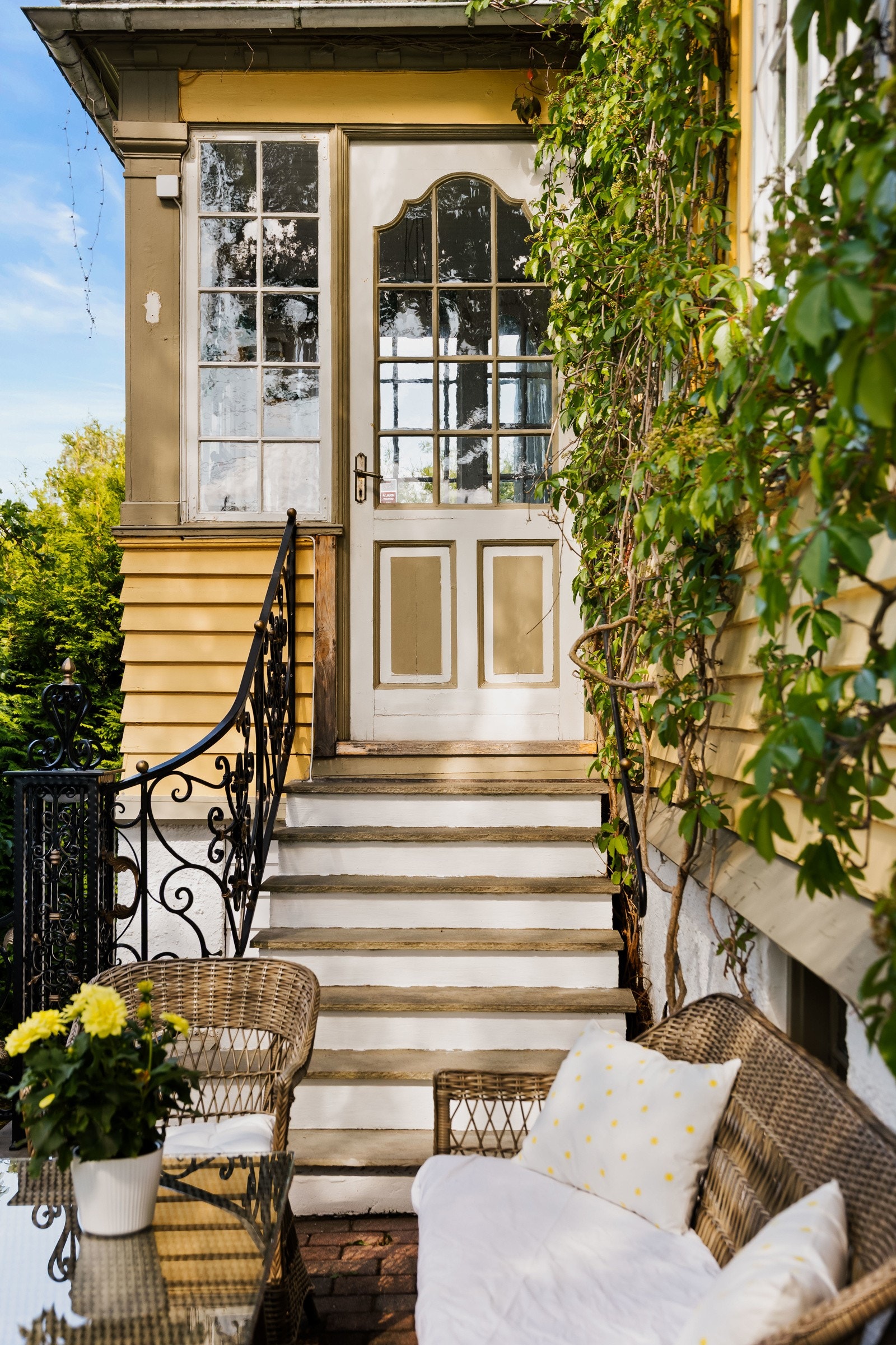 Trapp mellom hagestuen og terrassen. Galleribilde