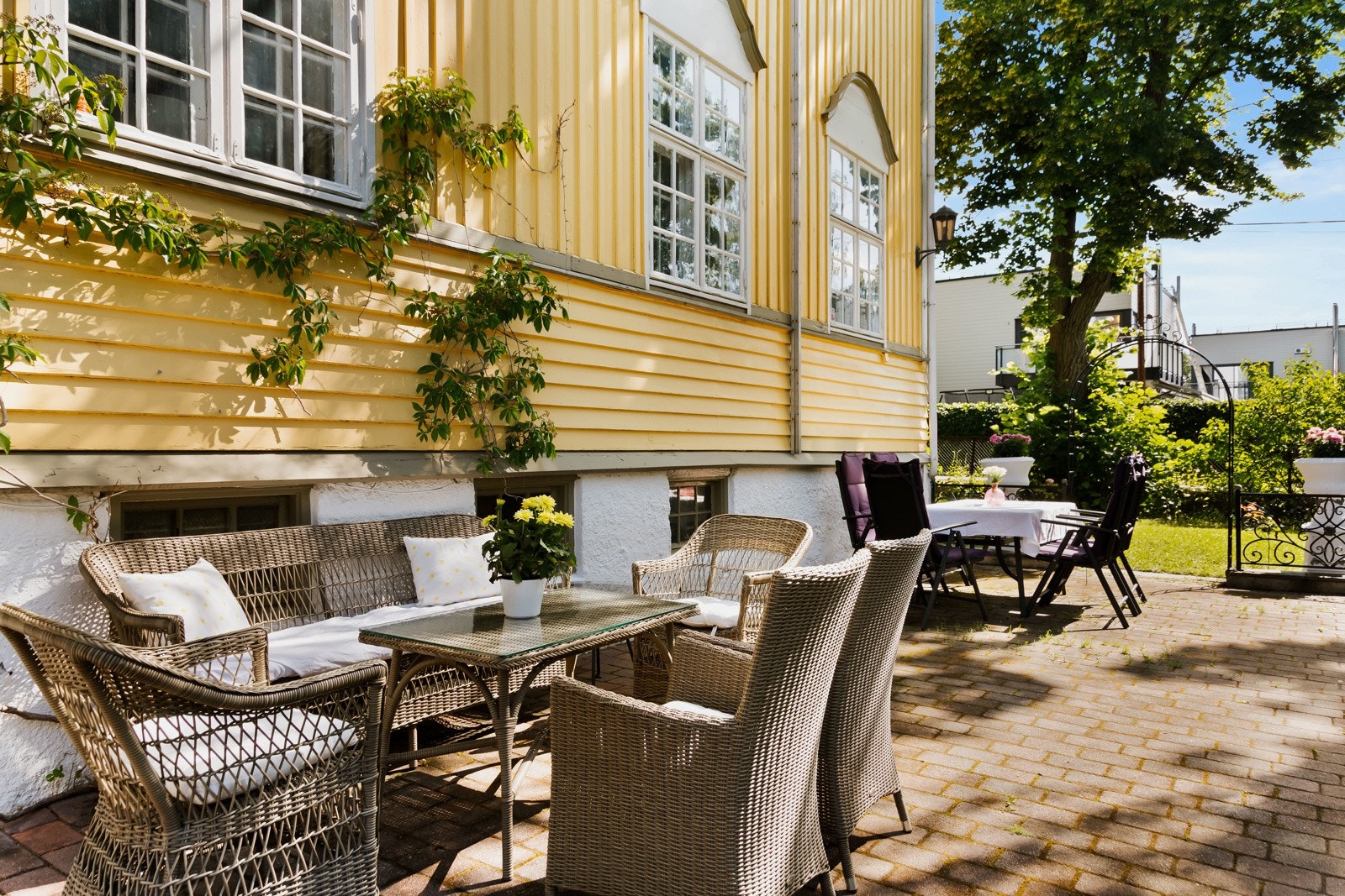 Flott opparbeidet terrasse belagt med farget brostein. Her er det god plass til diverse utemøblement. Galleribilde