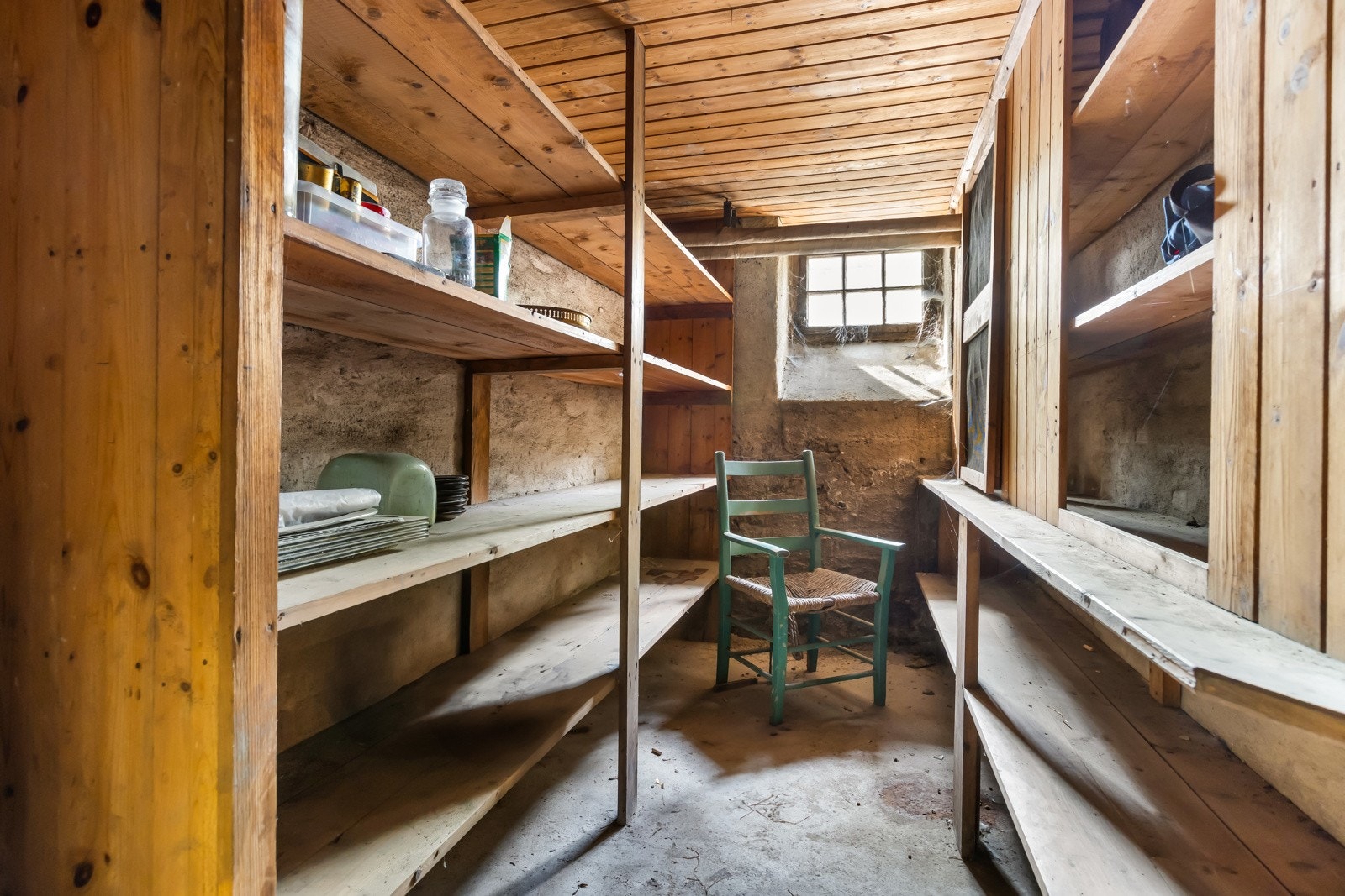 Flere boder i kjelleren. Galleribilde