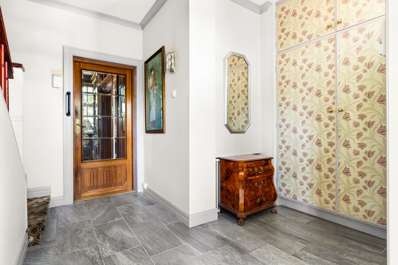 I hallen er det mye garderobeplass i innebygde garderobeskap. Galleribilde