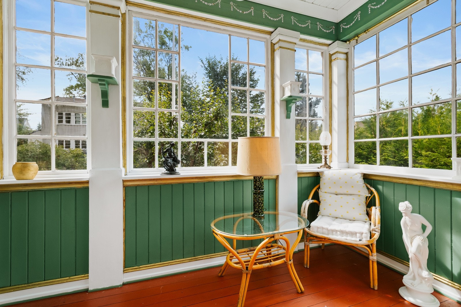 Fra stuen i husets første etasje er det utgang til en hagestue/ innglasset balkong. Balkongen har enkeltlags glass med sprosser, og luftig takhøyde. Gulvet er belagt med tre og veggene har stående trepanel kombinert med partier med tapet og dekor. Galleribilde