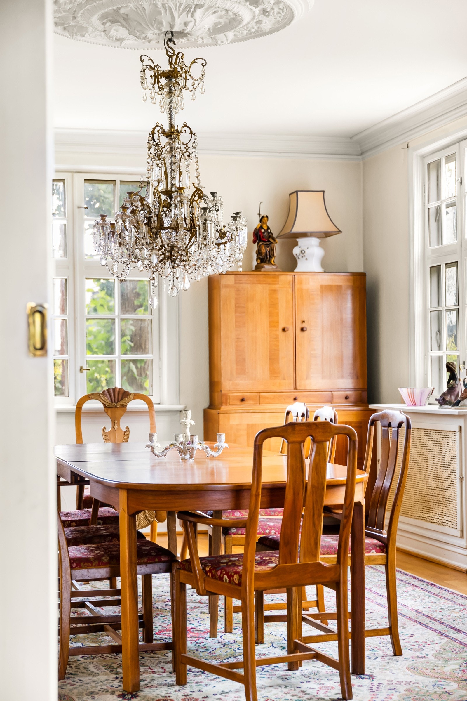 Lyst og luftig spisestue med dør til kjøkken. Galleribilde