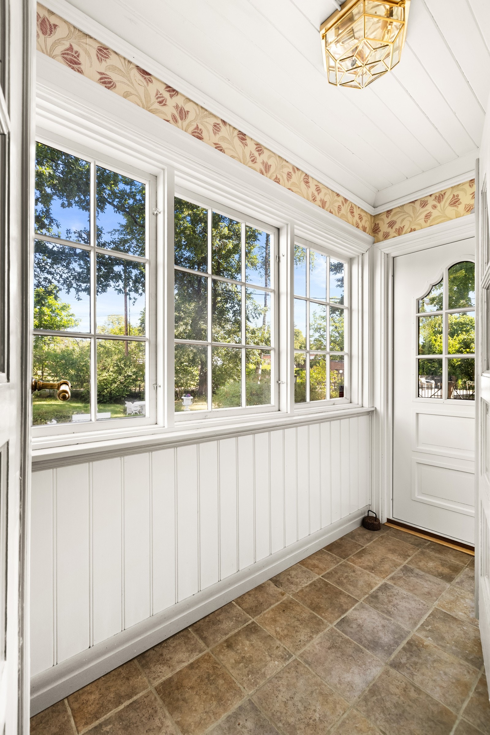 Vindfang med mye naturlig lys fra vindusrekken mot nord. Galleribilde