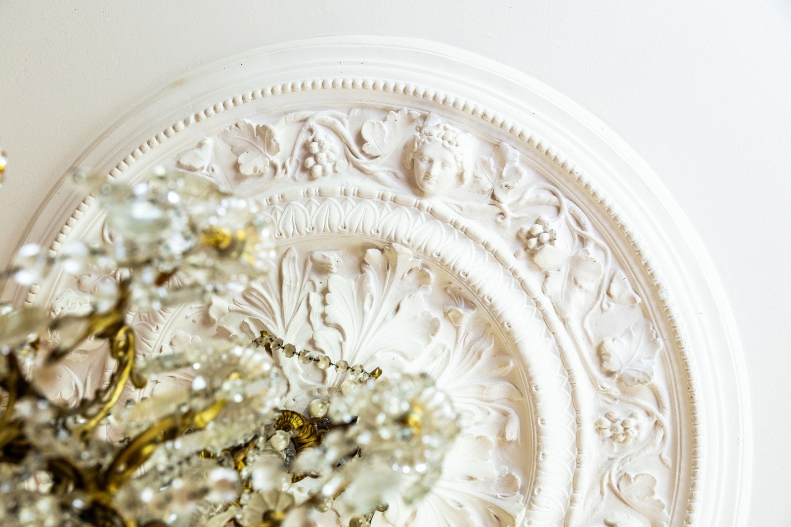 Spisestuen bærer preg av klassiske detaljer. Galleribilde