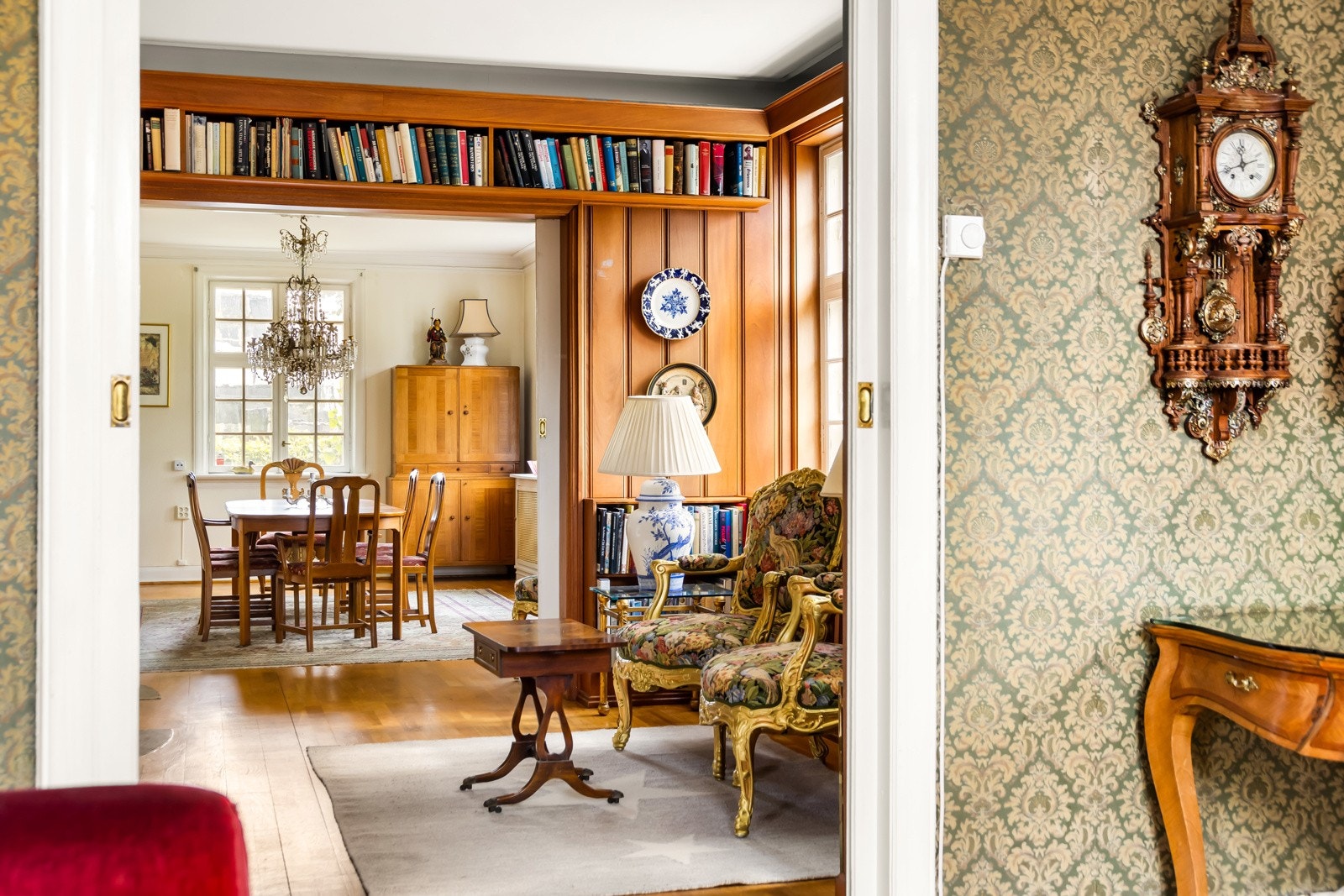 Stue mot forstue og videre til spisestue. Galleribilde