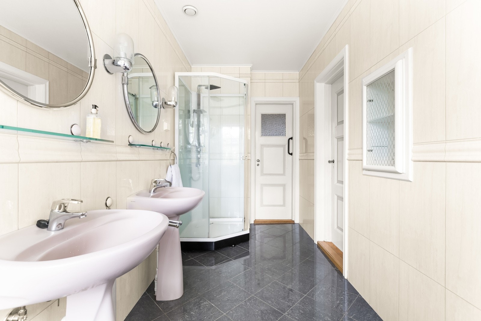 Hovedbadet i andre etasje antas å være fra før 1997, og den forventede levetiden er dermed utløpt. Galleribilde