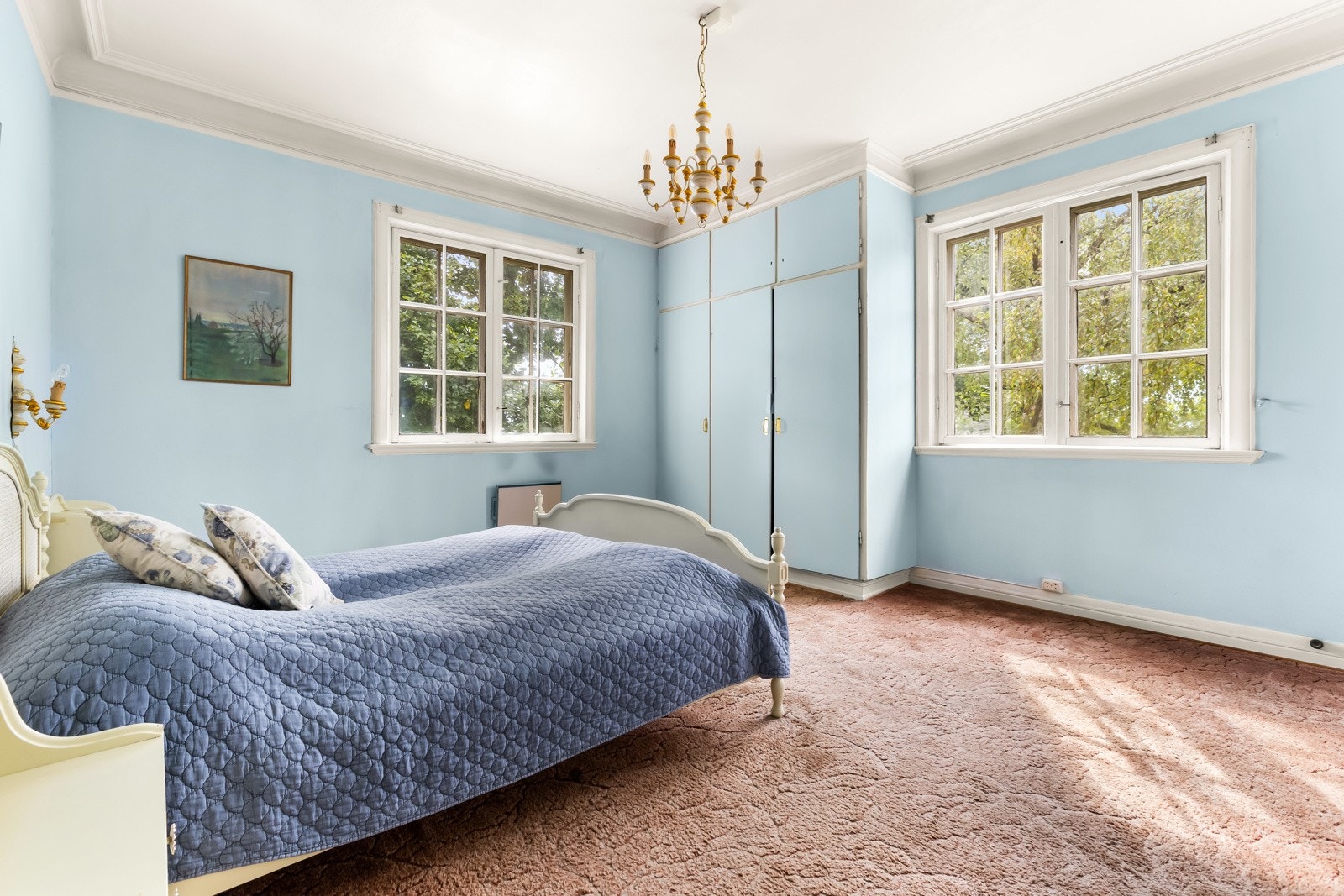 Soverom 1 er 18,7 kvm og har plass til dobbeltseng og plassbygget garderobe. Det er vinduer mot syd og øst. Inngang til bad med både badekar og dusj. Galleribilde