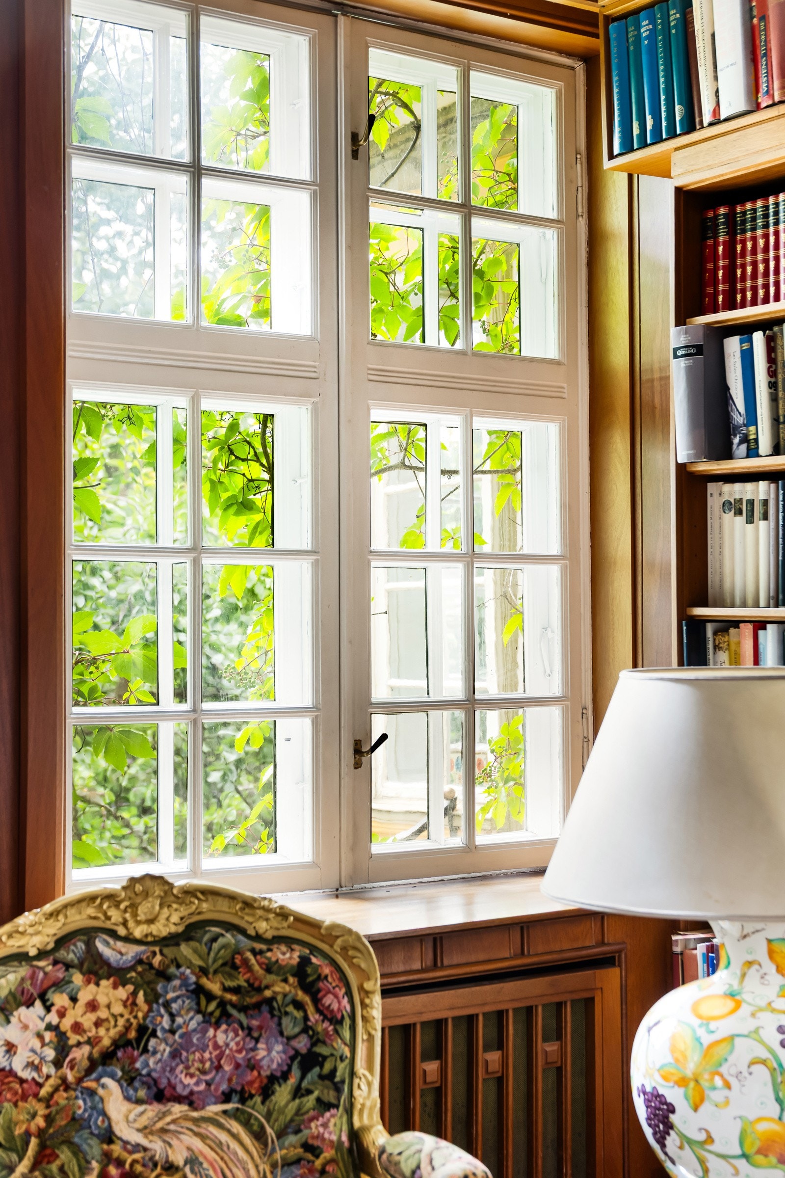 Forstue med store vinduer mot syd. Galleribilde