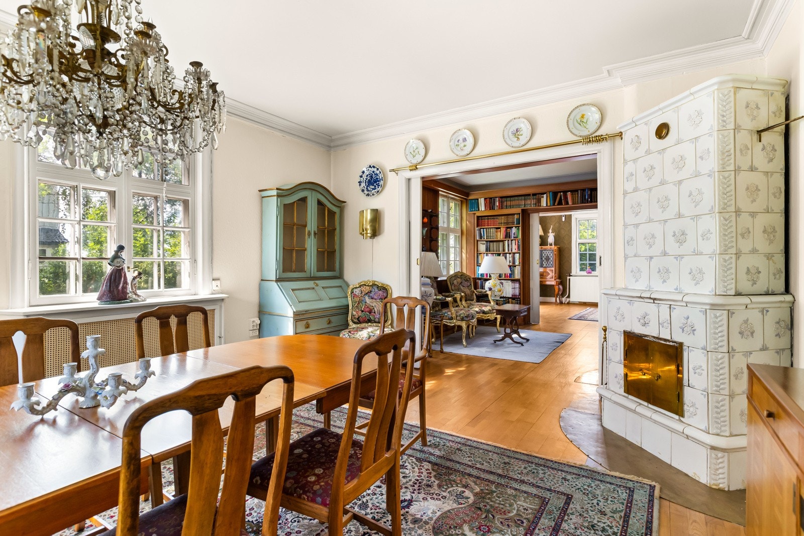 Det er plass til stort spisebord, vitrineskap etter behov. Galleribilde